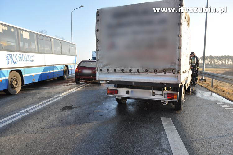 Kolizja drogowa na zjeździe z obwodnicy Szubina.