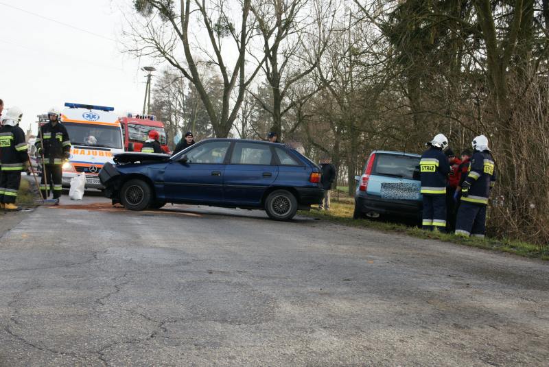 Szklanka na drogach i czołówka w Miastowicach.