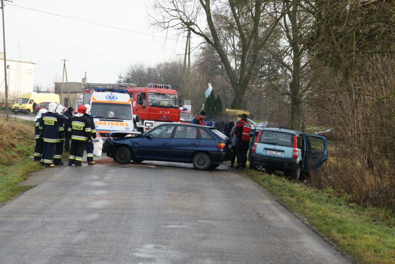 Szklanka na drogach i czołówka w Miastowicach.