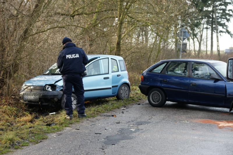 Szklanka na drogach i czołówka w Miastowicach.