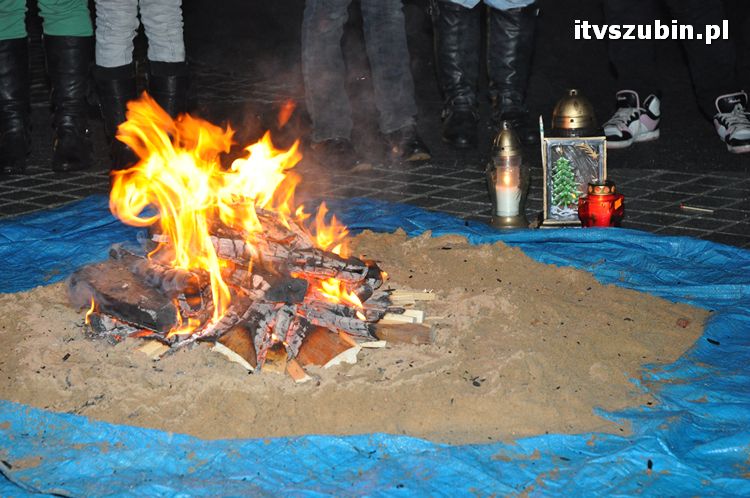 Betlejemskie Światełko Pokoju 2011 zapłonęło na szubińskim rynku