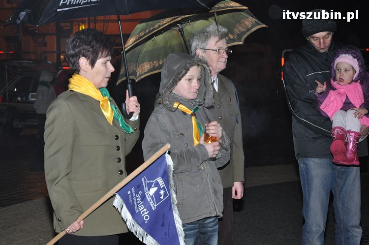 Betlejemskie Światełko Pokoju 2011 zapłonęło na szubińskim rynku