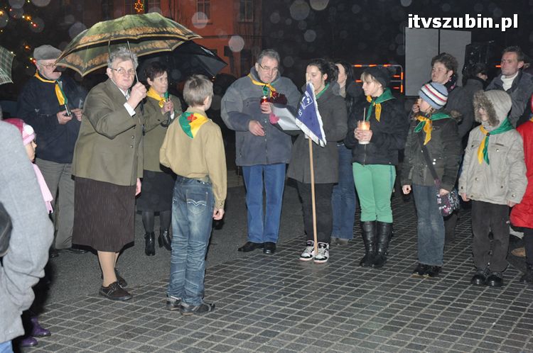 Betlejemskie Światełko Pokoju 2011 zapłonęło na szubińskim rynku