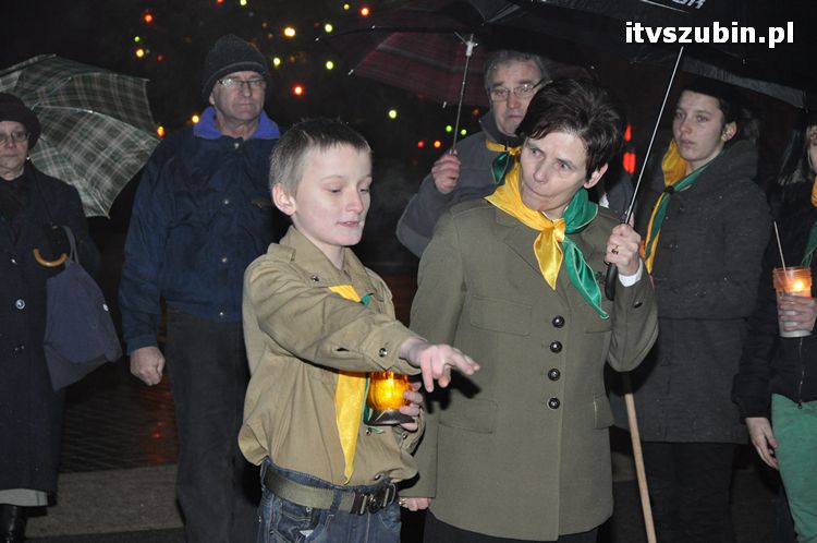 Betlejemskie Światełko Pokoju 2011 zapłonęło na szubińskim rynku