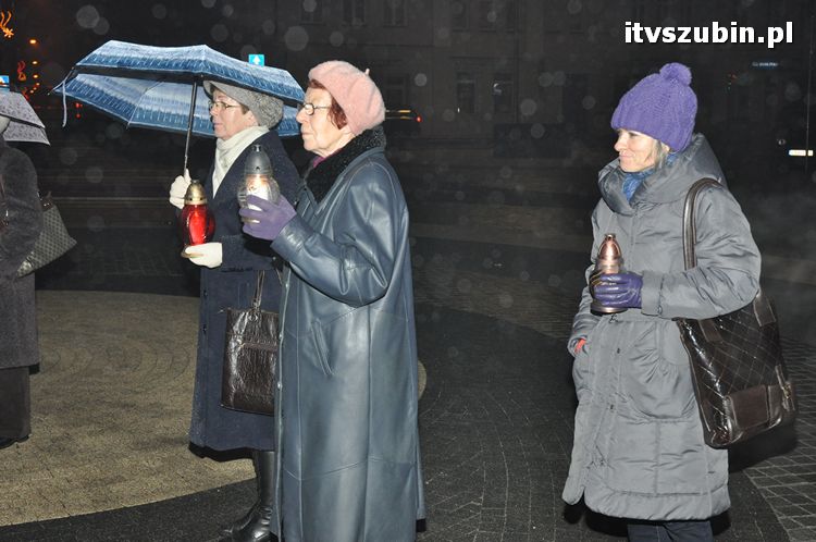 Betlejemskie Światełko Pokoju 2011 zapłonęło na szubińskim rynku