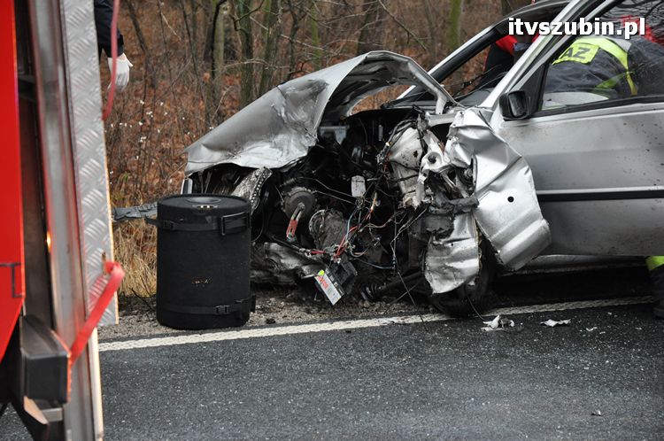 Wypadek dwóch samochodów osobowych i dzika - trzy osoby przewieziono do szpitala