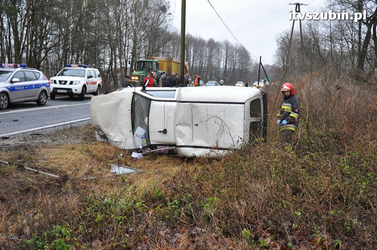 Wypadek dwóch samochodów osobowych i dzika - trzy osoby przewieziono do szpitala