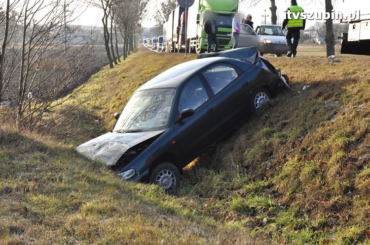 Wypadek trzech samochodów na krajowej 5, dwie osoby trafiły do szpitala