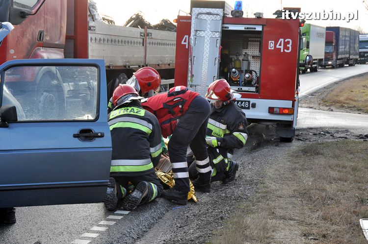 Wypadek trzech samochodów na krajowej 5, dwie osoby trafiły do szpitala