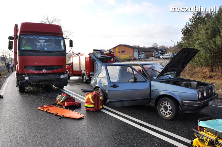 Wypadek trzech samochodów na krajowej 5, dwie osoby trafiły do szpitala
