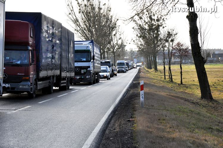Wypadek trzech samochodów na krajowej 5, dwie osoby trafiły do szpitala