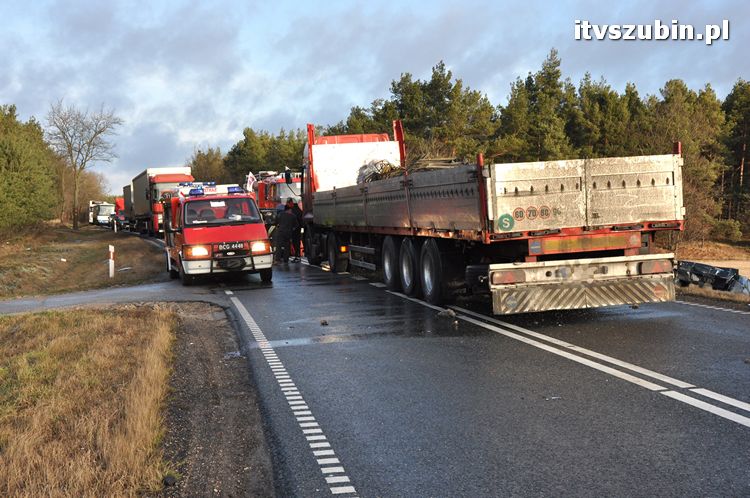 Wypadek trzech samochodów na krajowej 5, dwie osoby trafiły do szpitala