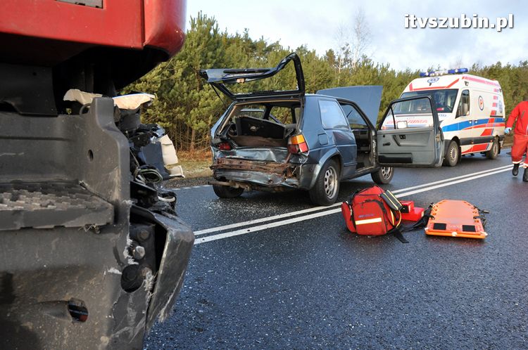 Wypadek trzech samochodów na krajowej 5, dwie osoby trafiły do szpitala