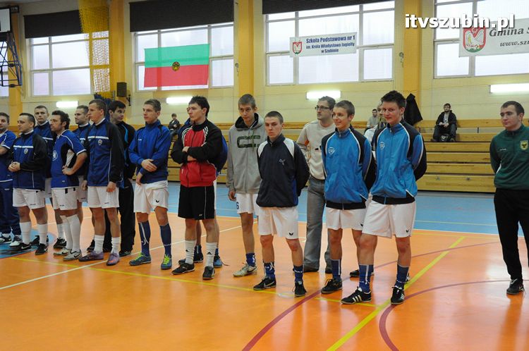 Drużyna Brzysko-Rol Brzyskorzystewko wygrała II Turniej Halowy Seniorów Piłki Nożnej o Puchar Burmistrza Szubina