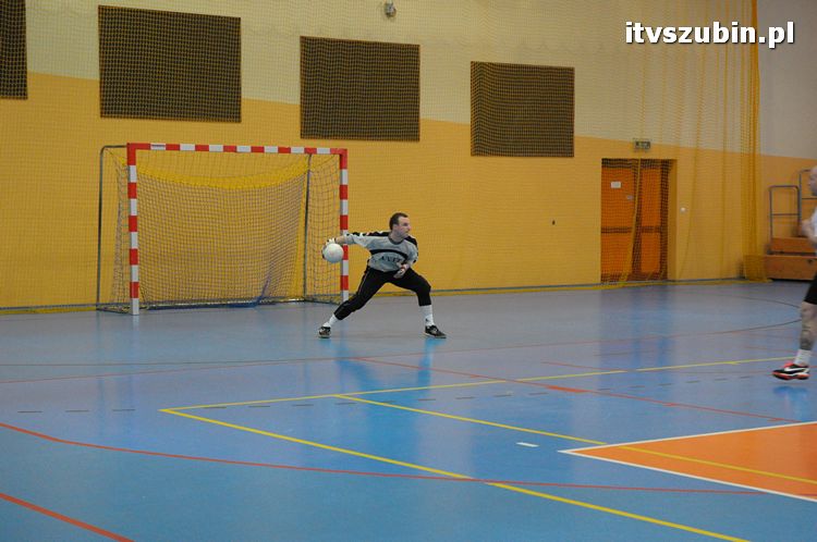 Drużyna Brzysko-Rol Brzyskorzystewko wygrała II Turniej Halowy Seniorów Piłki Nożnej o Puchar Burmistrza Szubina