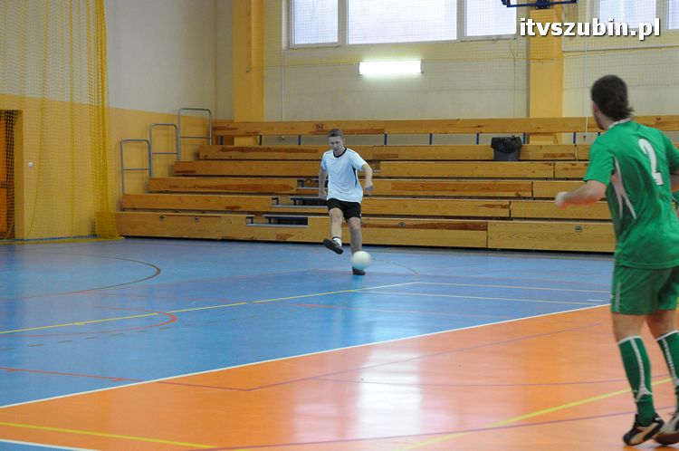 Drużyna Brzysko-Rol Brzyskorzystewko wygrała II Turniej Halowy Seniorów Piłki Nożnej o Puchar Burmistrza Szubina