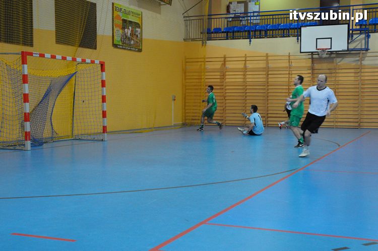 Drużyna Brzysko-Rol Brzyskorzystewko wygrała II Turniej Halowy Seniorów Piłki Nożnej o Puchar Burmistrza Szubina