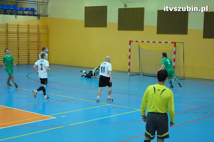 Drużyna Brzysko-Rol Brzyskorzystewko wygrała II Turniej Halowy Seniorów Piłki Nożnej o Puchar Burmistrza Szubina