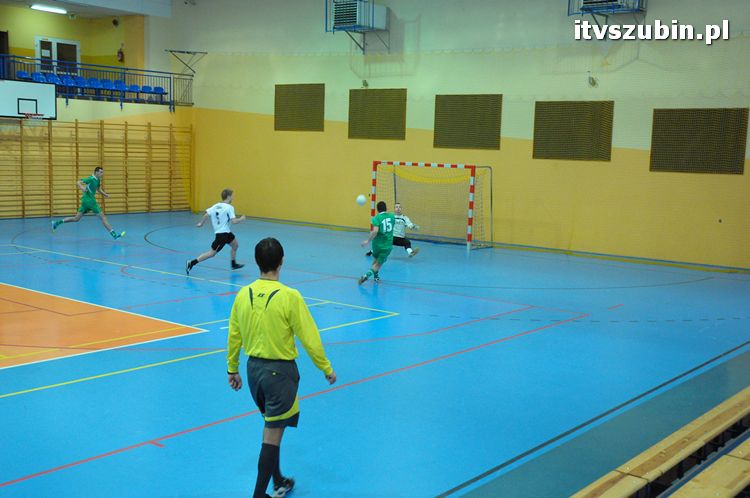 Drużyna Brzysko-Rol Brzyskorzystewko wygrała II Turniej Halowy Seniorów Piłki Nożnej o Puchar Burmistrza Szubina