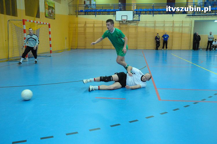 Drużyna Brzysko-Rol Brzyskorzystewko wygrała II Turniej Halowy Seniorów Piłki Nożnej o Puchar Burmistrza Szubina