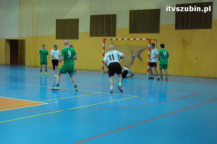 Drużyna Brzysko-Rol Brzyskorzystewko wygrała II Turniej Halowy Seniorów Piłki Nożnej o Puchar Burmistrza Szubina