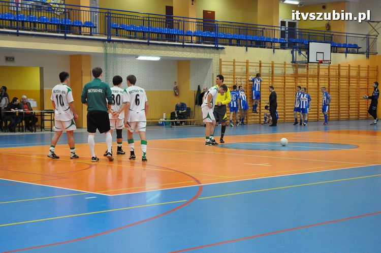 Drużyna Brzysko-Rol Brzyskorzystewko wygrała II Turniej Halowy Seniorów Piłki Nożnej o Puchar Burmistrza Szubina