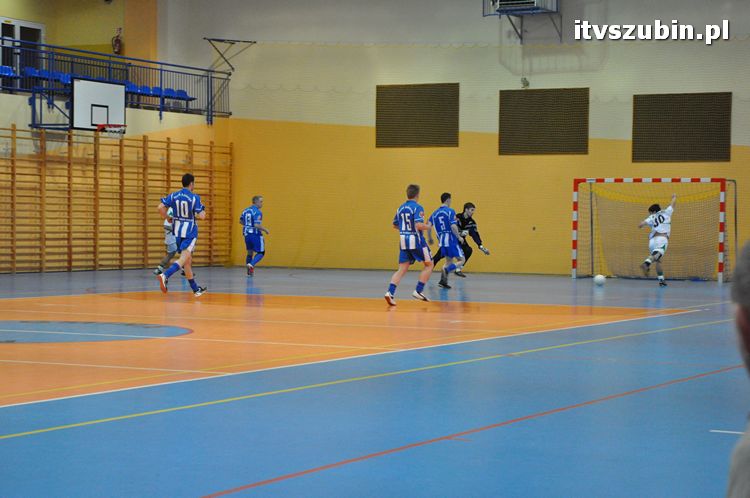 Drużyna Brzysko-Rol Brzyskorzystewko wygrała II Turniej Halowy Seniorów Piłki Nożnej o Puchar Burmistrza Szubina