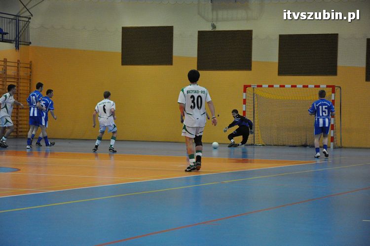 Drużyna Brzysko-Rol Brzyskorzystewko wygrała II Turniej Halowy Seniorów Piłki Nożnej o Puchar Burmistrza Szubina