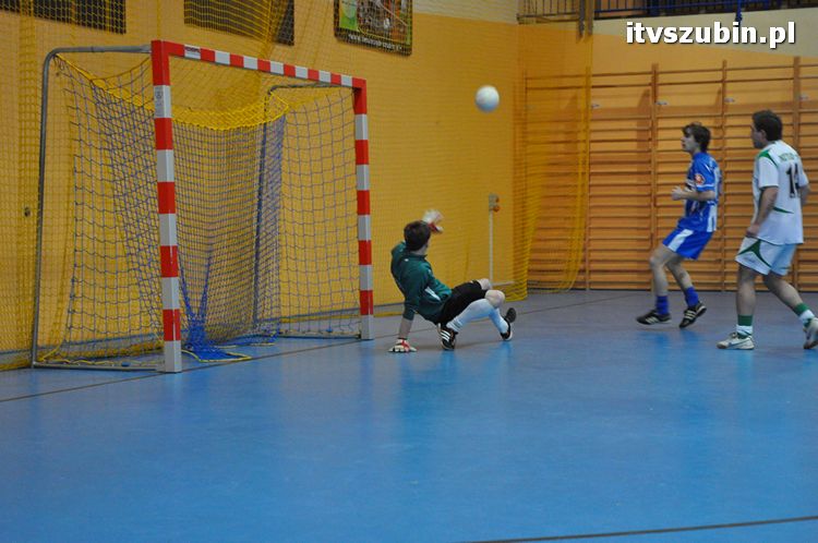 Drużyna Brzysko-Rol Brzyskorzystewko wygrała II Turniej Halowy Seniorów Piłki Nożnej o Puchar Burmistrza Szubina