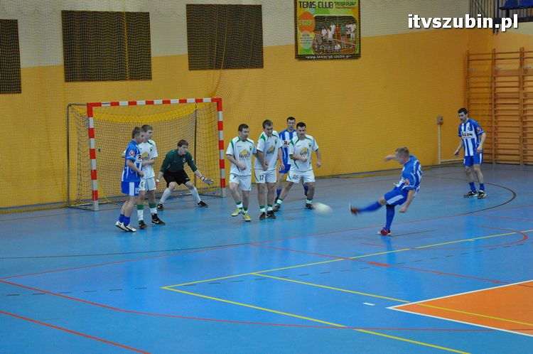 Drużyna Brzysko-Rol Brzyskorzystewko wygrała II Turniej Halowy Seniorów Piłki Nożnej o Puchar Burmistrza Szubina