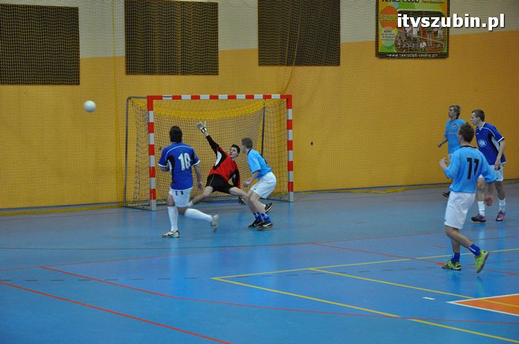 Drużyna Brzysko-Rol Brzyskorzystewko wygrała II Turniej Halowy Seniorów Piłki Nożnej o Puchar Burmistrza Szubina