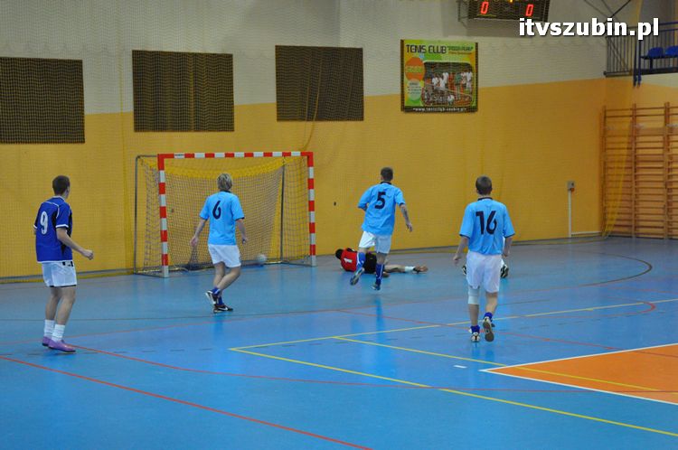 Drużyna Brzysko-Rol Brzyskorzystewko wygrała II Turniej Halowy Seniorów Piłki Nożnej o Puchar Burmistrza Szubina