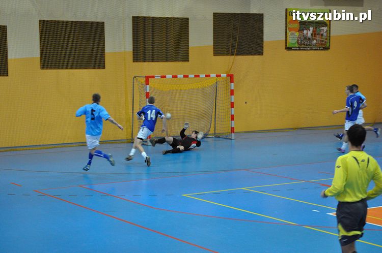 Drużyna Brzysko-Rol Brzyskorzystewko wygrała II Turniej Halowy Seniorów Piłki Nożnej o Puchar Burmistrza Szubina