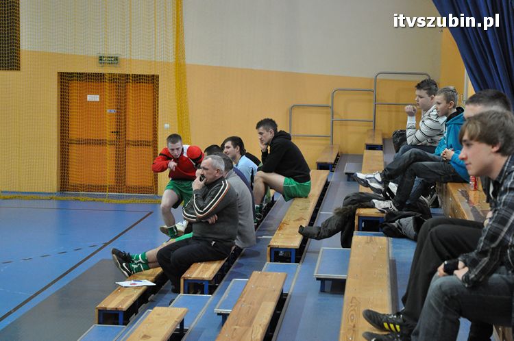 Drużyna Brzysko-Rol Brzyskorzystewko wygrała II Turniej Halowy Seniorów Piłki Nożnej o Puchar Burmistrza Szubina