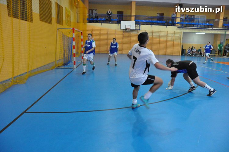 Drużyna Brzysko-Rol Brzyskorzystewko wygrała II Turniej Halowy Seniorów Piłki Nożnej o Puchar Burmistrza Szubina