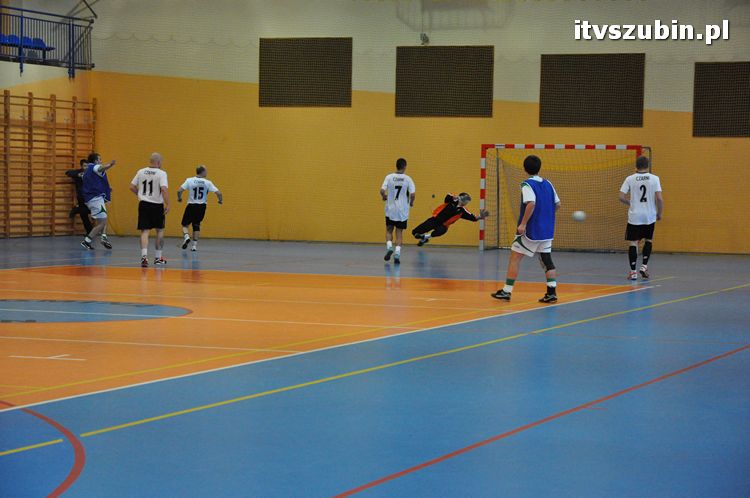 Drużyna Brzysko-Rol Brzyskorzystewko wygrała II Turniej Halowy Seniorów Piłki Nożnej o Puchar Burmistrza Szubina