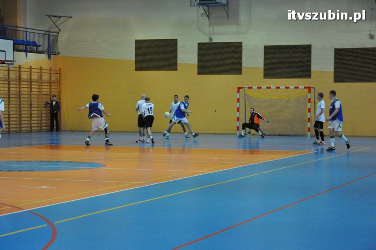 Drużyna Brzysko-Rol Brzyskorzystewko wygrała II Turniej Halowy Seniorów Piłki Nożnej o Puchar Burmistrza Szubina