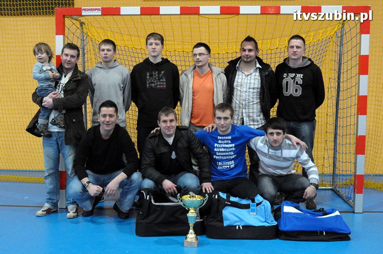 Drużyna Brzysko-Rol Brzyskorzystewko wygrała II Turniej Halowy Seniorów Piłki Nożnej o Puchar Burmistrza Szubina