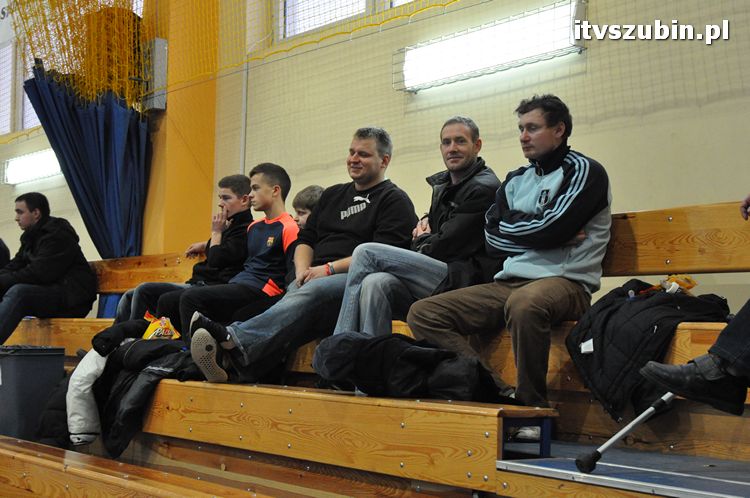 Drużyna Brzysko-Rol Brzyskorzystewko wygrała II Turniej Halowy Seniorów Piłki Nożnej o Puchar Burmistrza Szubina