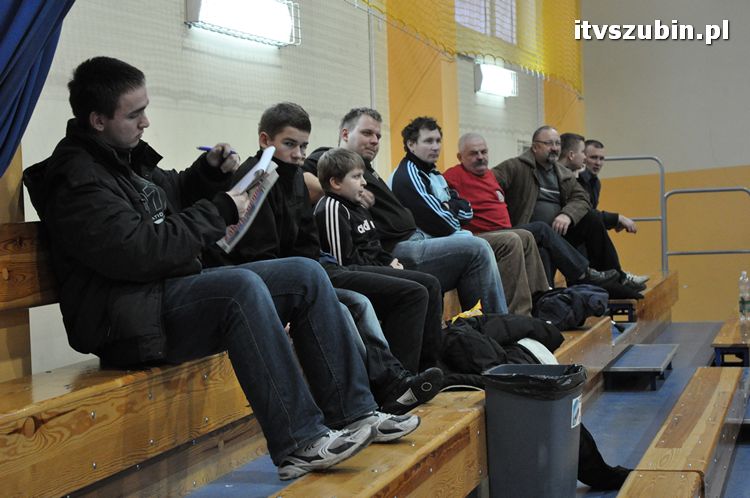 Drużyna Brzysko-Rol Brzyskorzystewko wygrała II Turniej Halowy Seniorów Piłki Nożnej o Puchar Burmistrza Szubina