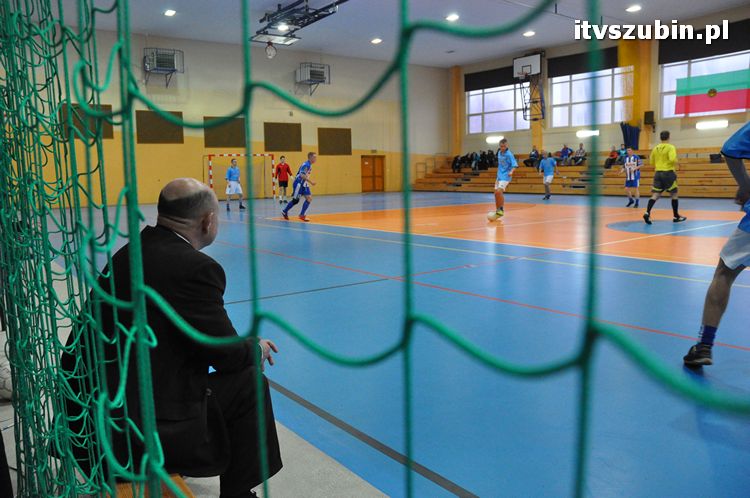 Drużyna Brzysko-Rol Brzyskorzystewko wygrała II Turniej Halowy Seniorów Piłki Nożnej o Puchar Burmistrza Szubina