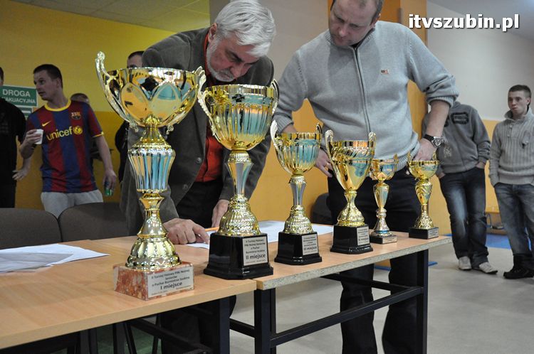 Drużyna Brzysko-Rol Brzyskorzystewko wygrała II Turniej Halowy Seniorów Piłki Nożnej o Puchar Burmistrza Szubina