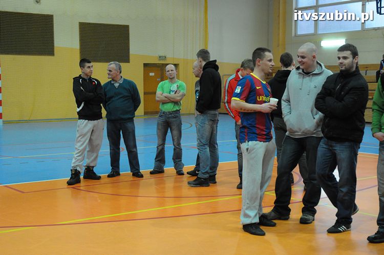Drużyna Brzysko-Rol Brzyskorzystewko wygrała II Turniej Halowy Seniorów Piłki Nożnej o Puchar Burmistrza Szubina