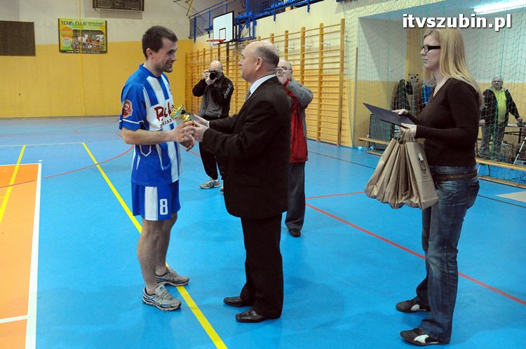 Drużyna Brzysko-Rol Brzyskorzystewko wygrała II Turniej Halowy Seniorów Piłki Nożnej o Puchar Burmistrza Szubina