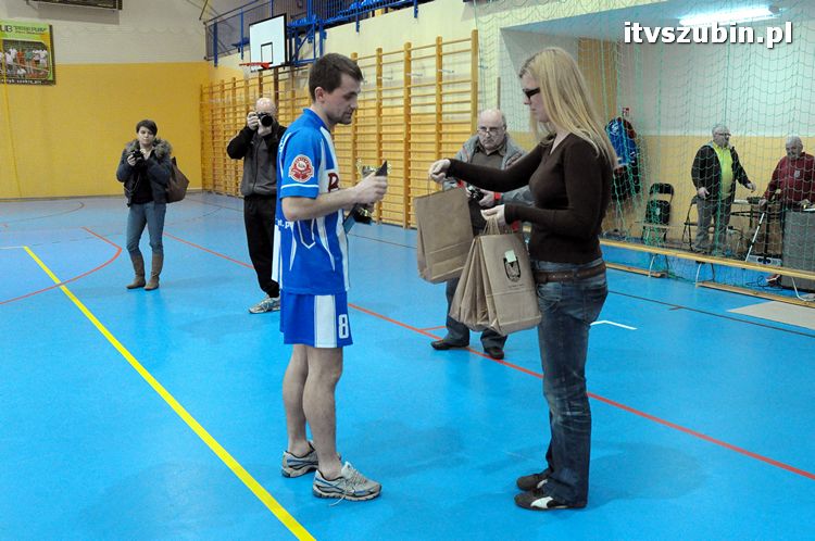 Drużyna Brzysko-Rol Brzyskorzystewko wygrała II Turniej Halowy Seniorów Piłki Nożnej o Puchar Burmistrza Szubina