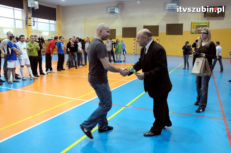 Drużyna Brzysko-Rol Brzyskorzystewko wygrała II Turniej Halowy Seniorów Piłki Nożnej o Puchar Burmistrza Szubina