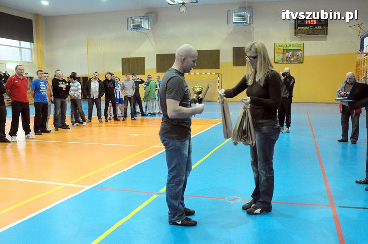 Drużyna Brzysko-Rol Brzyskorzystewko wygrała II Turniej Halowy Seniorów Piłki Nożnej o Puchar Burmistrza Szubina