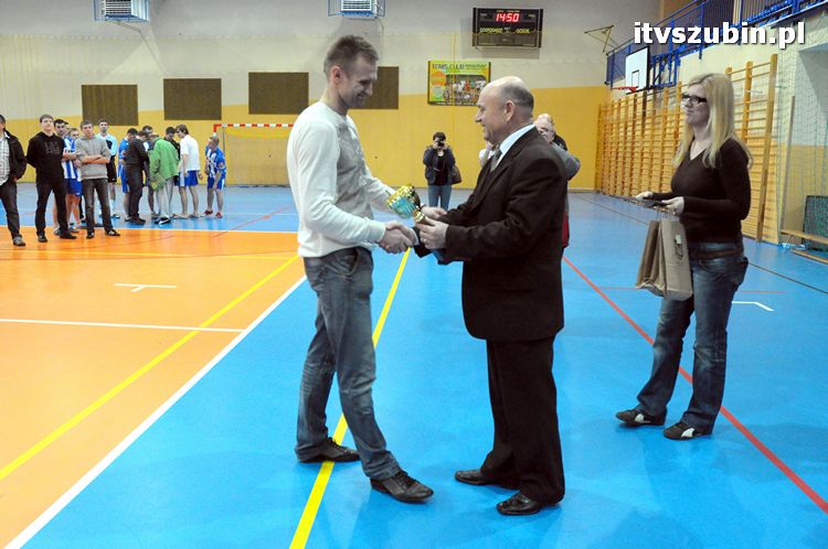 Drużyna Brzysko-Rol Brzyskorzystewko wygrała II Turniej Halowy Seniorów Piłki Nożnej o Puchar Burmistrza Szubina