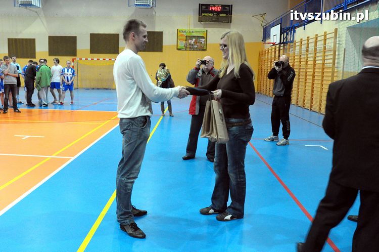 Drużyna Brzysko-Rol Brzyskorzystewko wygrała II Turniej Halowy Seniorów Piłki Nożnej o Puchar Burmistrza Szubina