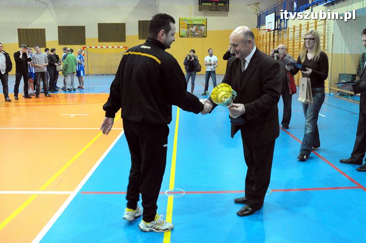 Drużyna Brzysko-Rol Brzyskorzystewko wygrała II Turniej Halowy Seniorów Piłki Nożnej o Puchar Burmistrza Szubina